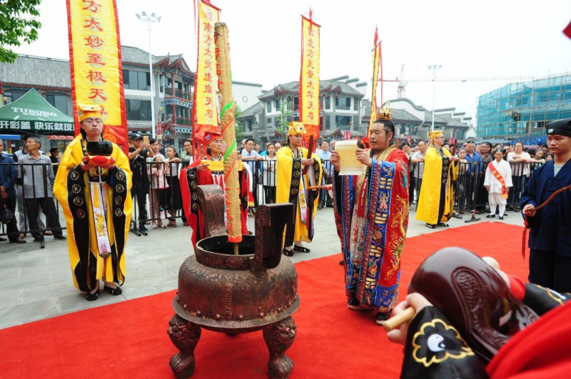 请神仪式结束后,天原法师点燃艾草驱除疫气,为信众